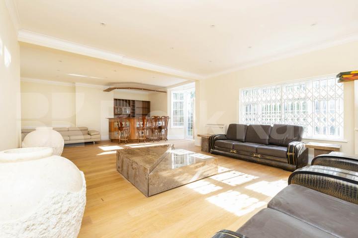 Newly refurbished 6 bedroom 4 bathroom house close to northern line station Holden Road , North Finchley 
